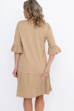 Włoski Beżowa Sukienka z plisowaną falbaną SENORI